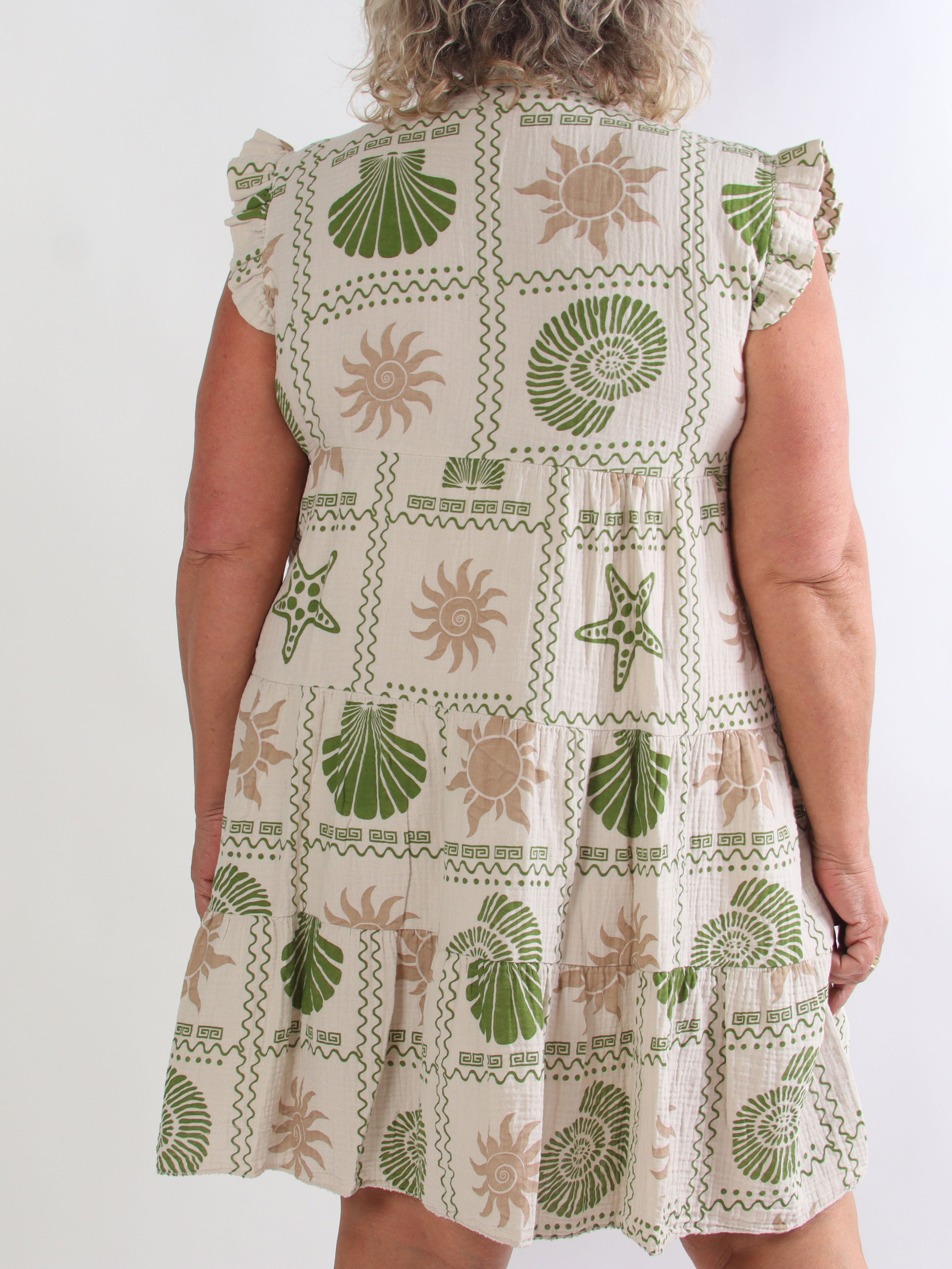 Layla - Plus size kjole i lag på lag i blødt musselinstof med sommermotiver